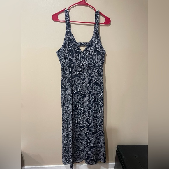 Universal Thread Dresses & Skirts - Universal Thread Navy and White Paisley Maxi Dress ~ Open back
